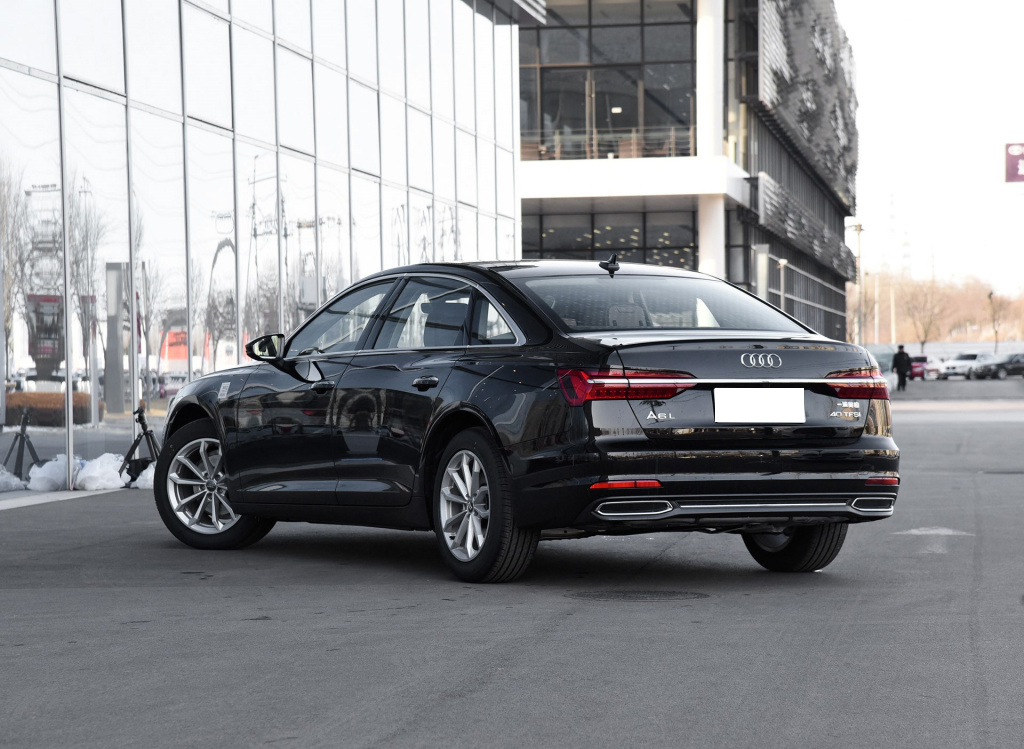 『奥迪A6L』曾经公认的“官车”，车长超5米，内饰3块大屏幕，现优惠完才32万