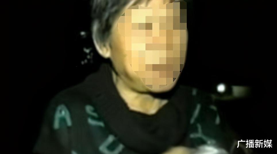 广播新媒|大妈夜晚在空地上跳广场舞，突然被泼粪，只因噪声太大还影响睡眠