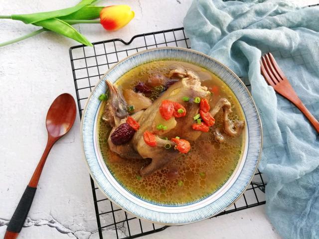 「桂圆」手把手教学煲鸽子汤，简单配料，加入补品味道上佳