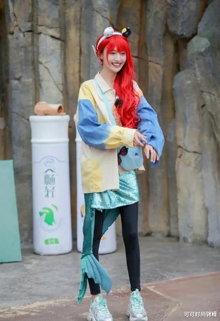 郑爽|郑爽终于穿对了，条纹夹克配短裙气质猛提升，剪短发很有女团范