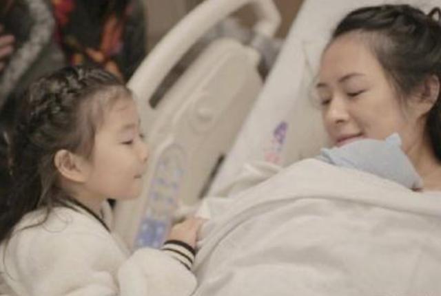 章子怡|章子怡儿子首次开口叫妈妈，母子豪宅阳台玩亲亲，弟弟身高优越