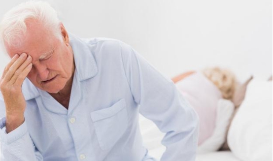 睡眠|睡觉出现这3种症状，赶紧重视起来，很可能是脑血管堵了