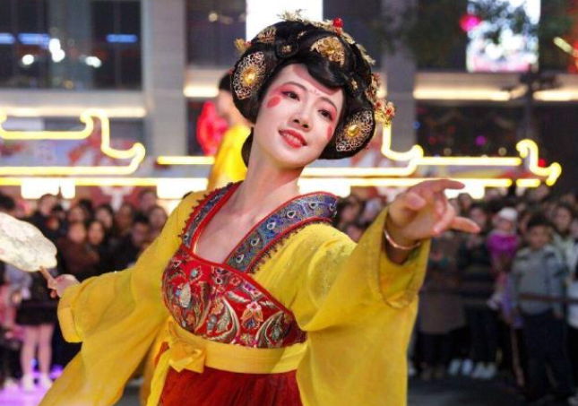 「」西安“不倒翁”皮卡晨，女扮男装演出上热搜，网友赞其儒雅