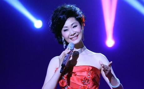 凭借《纤夫的爱》走红,却把捧红自己的丈夫抛弃,转身嫁给一个老头子