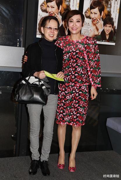 [连衣裙]周润发前妻余安安太惊艳了，穿碎花连衣裙配短发，哪敢相信61岁