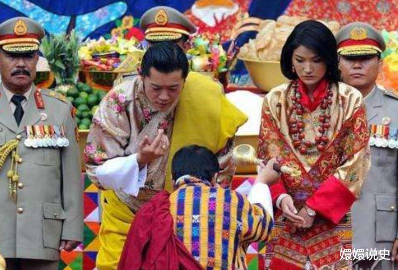 21歲不丹王後好寒酸！大婚戴絨佈王冠掉價，被印度美女搶瞭風頭-圖8