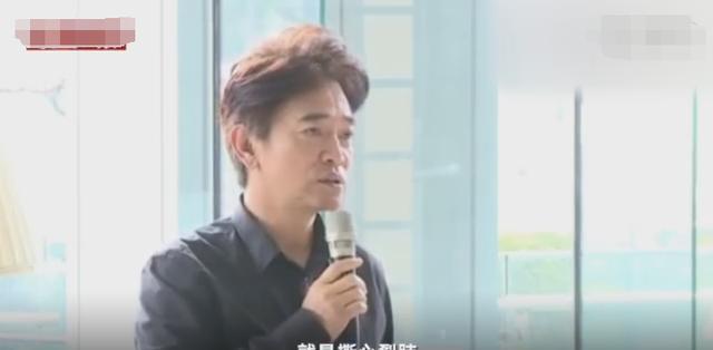 【辛龙】痛失爱妻后辛龙首现灵堂，满脸憔悴婉拒采访，现场一片粉色花海