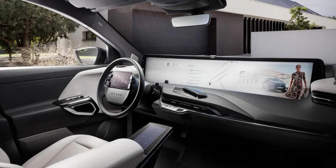 小龙虾2022 奔驰的超级“大彩电”刷屏，别被华丽的外表所迷惑，车是用来开的