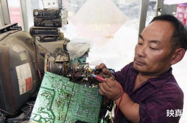 映真|1米7女子嫁1米“小矮人”，不办婚礼住13平小屋，后来过得怎样？