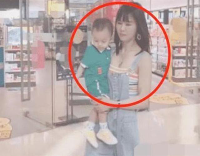 冻龄|“冻龄姥姥”抱外孙逛街，被路人当成姐弟俩，网友：求同款丈母娘