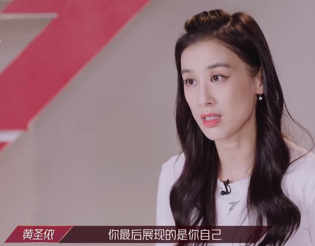 张萌▲《乘风破浪》丁当大哭有隐情？和黄圣依闹矛盾被剪，难怪张萌冷脸