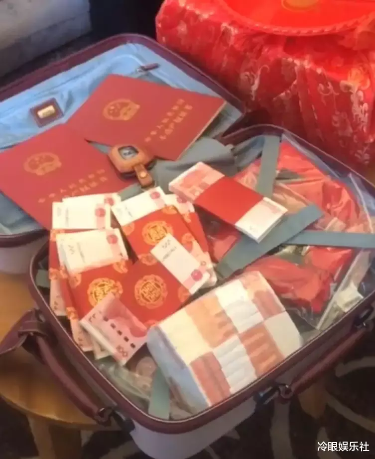 朱之文|大衣哥儿子婚礼现场曝光：用行李箱装现金，新郎全程没笑容