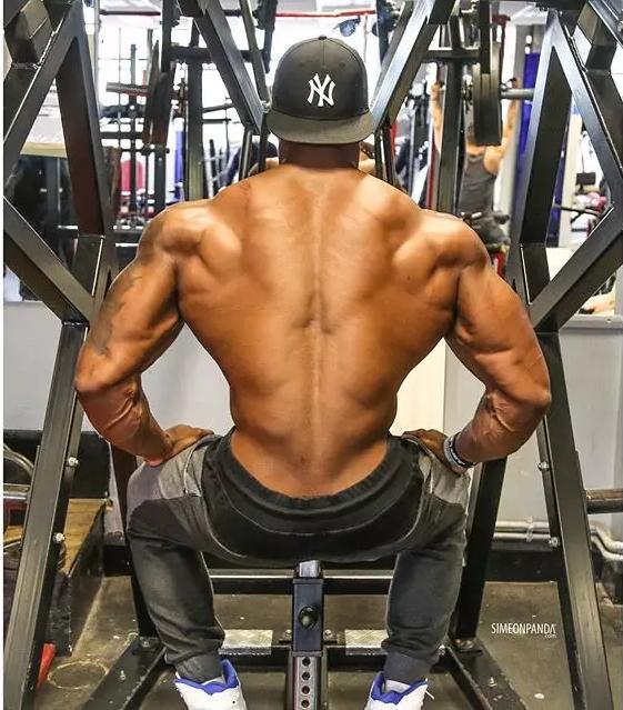 「哑铃」如何把背练宽？3个动作让你的背部充满力量，绽放迷人背部肌群