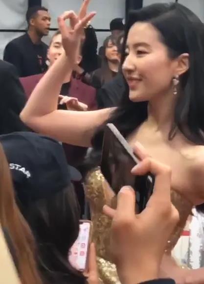 「刘亦菲」国外活动的刘亦菲没了修图，路人镜头下举手摆拍，看清腋窝，懵了