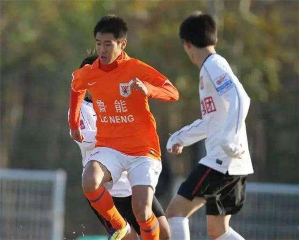 武磊|恒大首败另类视角：场上15打8！