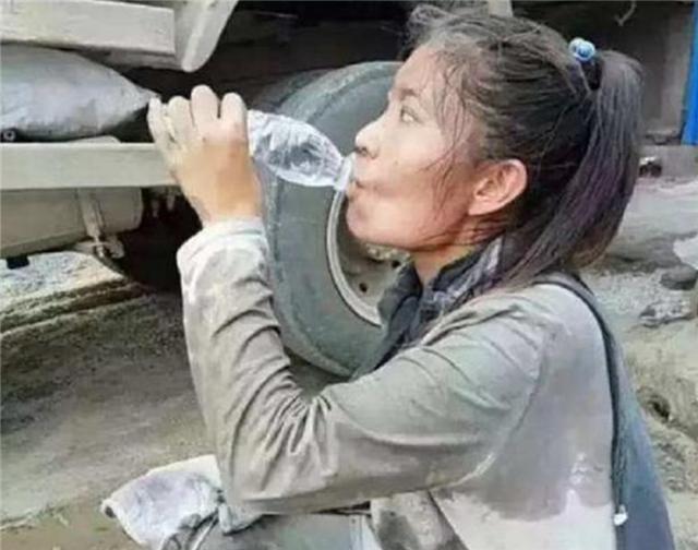 西施▲3年前，那个装惨骗观众同情，爆红网络的“水泥西施”，现状如何