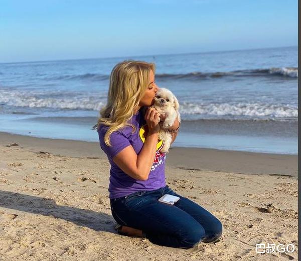 「库兹马」搞笑！库兹马和白癜风超模相恋后，珍妮巴斯晒小奶狗：它爱乱跑