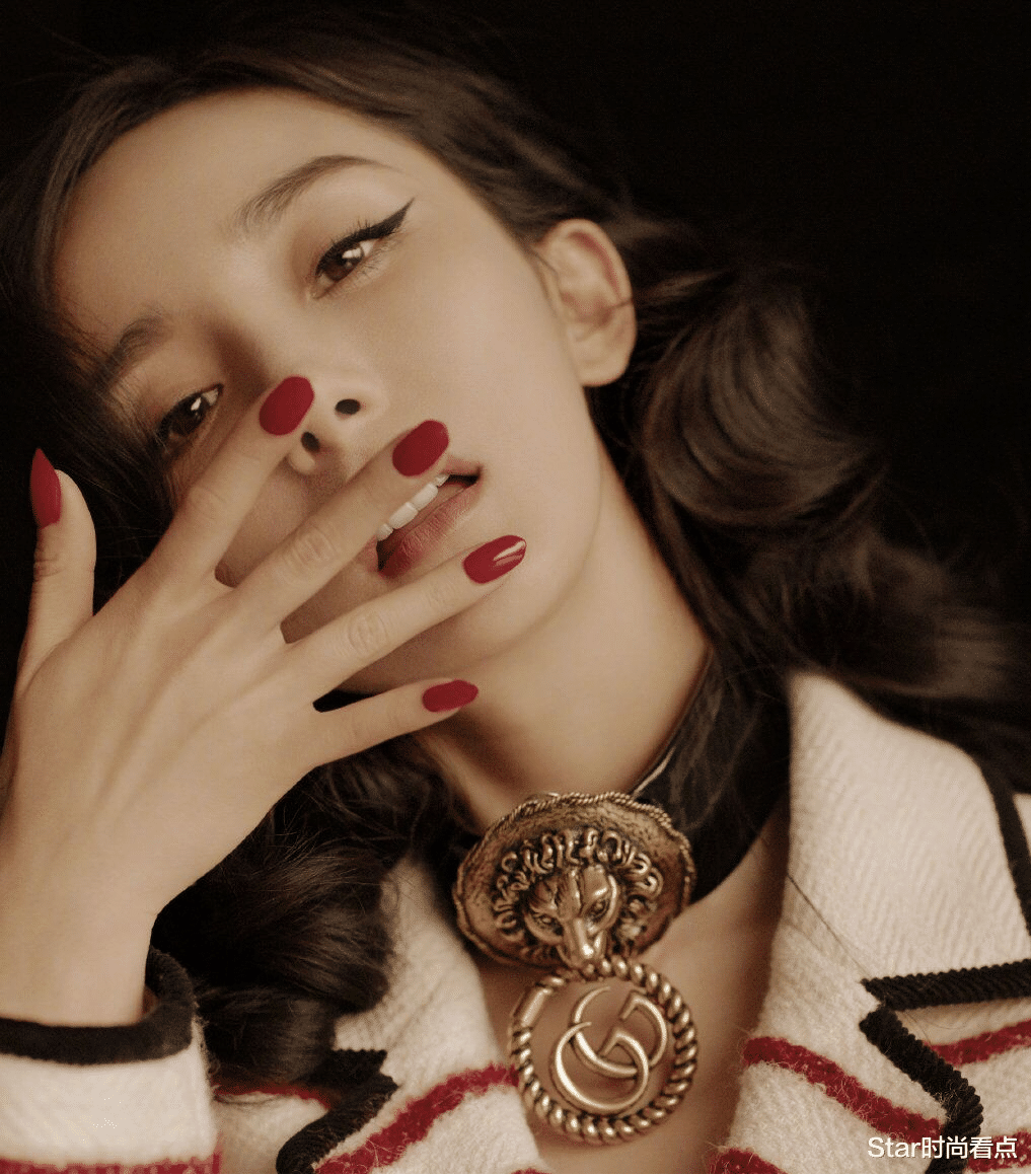 杨幂■杨幂第11次登《红秀》封面，全是今年流行色，卷发红唇造型太惊艳