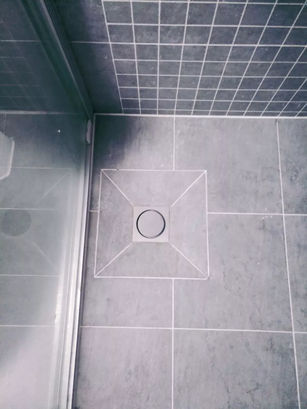 ▲卫生间地漏的五种设计，哪个排水效率高，还好看？