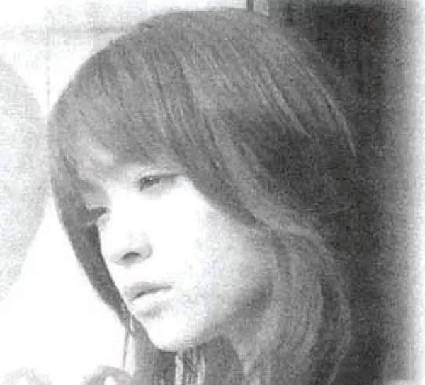 娱乐圈八卦姐 回顾浙江女杀手王华：在逃抢劫杀人案凶手，被捕时已嫁给局长儿子