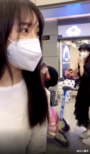 秦牛正威：秦牛正威淘汰后首次露面，看清\路人\给她送的啥，我没看错吧？