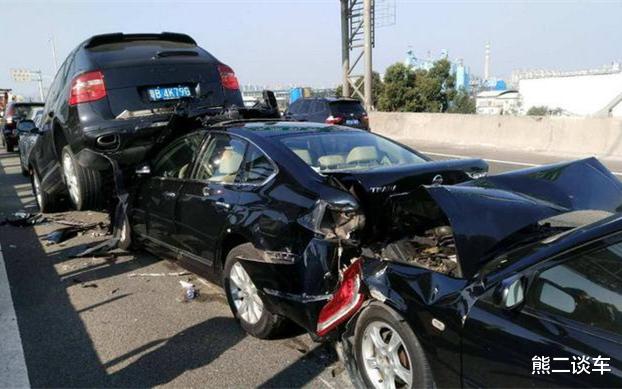 『』高速开车，前车急刹怎么办，是急刹还是躲闪？学会这个方法很重要