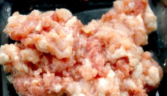 『猪肉』猪肉降价了，遇见不要手软，回家和它一起烧，夏天再热吃饭也香