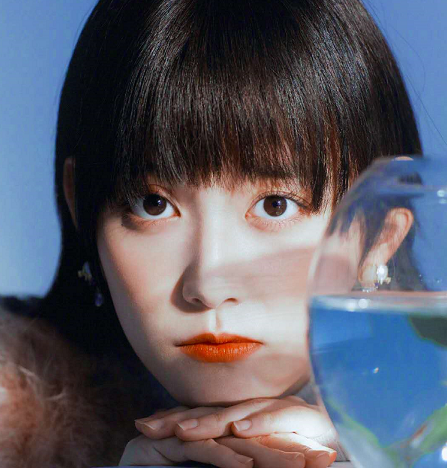 『齐刘海』都说蒋依依只适合露额头发型，当看到罕见齐刘海，效果令人惊讶！