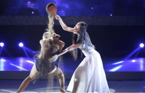 萨顶顶|36岁萨顶顶出镜，变妆后神婆变“玉女”，网友：早这样早红了