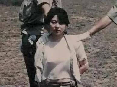 ▲花季少女行刑前，突然主动张开嘴，众人不解，行刑士兵却懂了