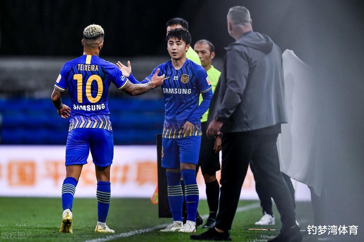 江苏苏宁|顶着光环加盟中超苏宁,仅1年从核心跌落成边缘人,球迷:很无辜