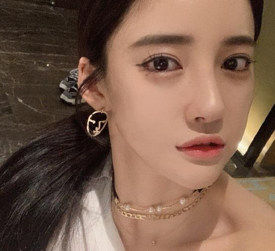 潘南奎■潘南奎否认整容，放出“学生照”，网友：这是撞脸艾比！