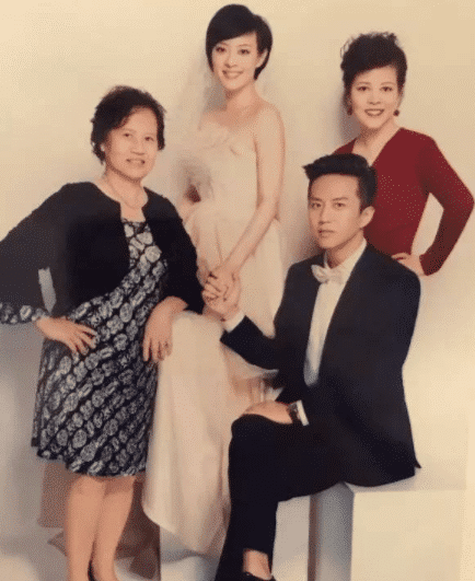 孙俪|难怪孙俪从不晒公婆，看到他们的全家福后，网友：这颜值谁敢晒啊