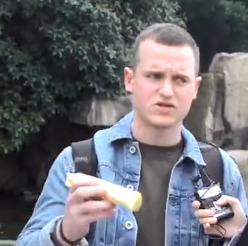 水果@美国人吃中国水果吃得“脸红脖子粗”,直言:挺好吃,就是喉咙痛