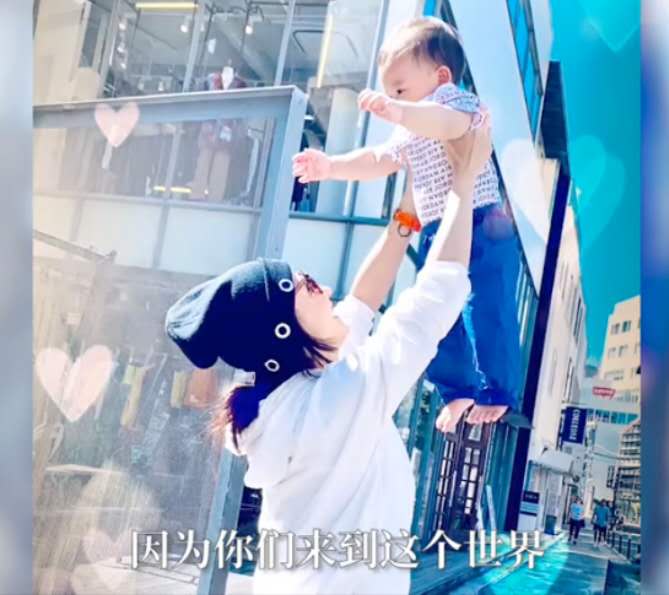 『张柏芝』张柏芝母亲节晒与儿子互动日常，三宝再次出镜，与张柏芝小时候超像