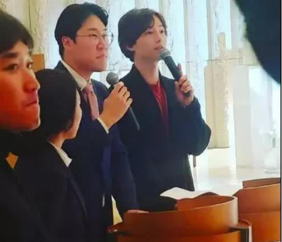 宋仲基|宋仲基发量稀少颜值大跌，现身好友婚礼现场，让人差一点认不出