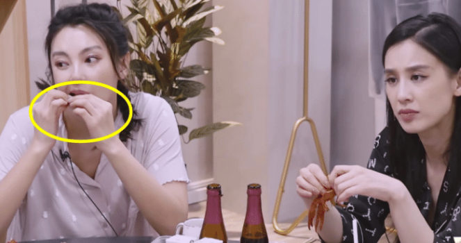 锦绣南歌▲黄圣依一边吃小龙虾一边吐壳，谁注意张雨绮把壳放在哪？素养是天生的