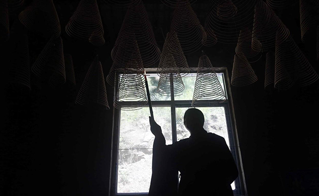 颜夕趣史|80后小伙独守深山寺庙，靠香火维持生活，最穷时一个月40元