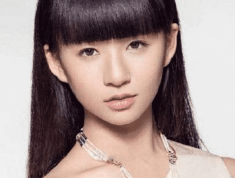 小彩旗|春晚一炮而红的“小彩旗”，21岁就胖成大妈，姨妈杨丽萍也无奈