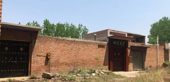 【新京报】“八旬老太口鼻封胶倒插厕所死亡”案发回重审，邻居小伙已被拘押近4年