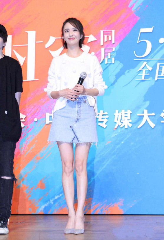 「佟丽娅」佟丽娅素颜直播做美食，不会调滤镜干脆关掉，看清颜值后：确定36岁？