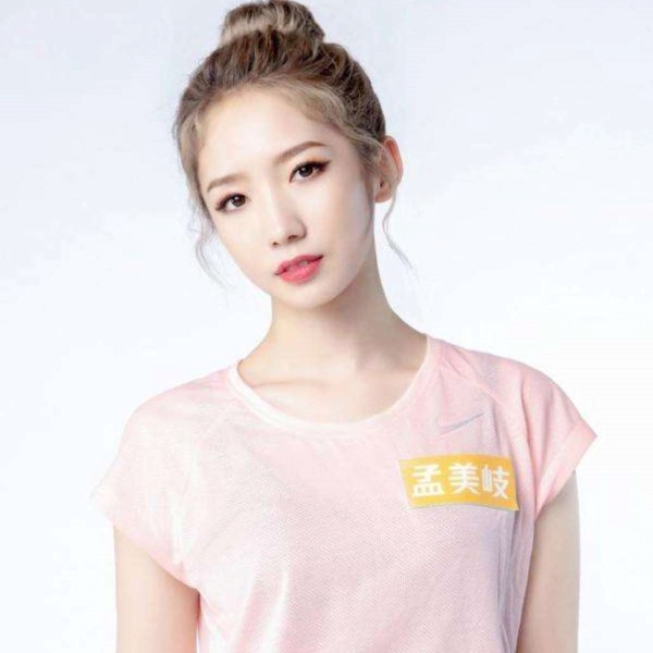 「孟美岐」孟美岐跳《创造营2020》主题曲,当她跟学妹集体扭胯,不愧是C位舞姿太迷人