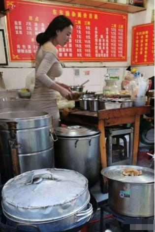 |“早餐店老板娘穿成这样，怪不得生意那么火！”哈哈哈哈哈哈！