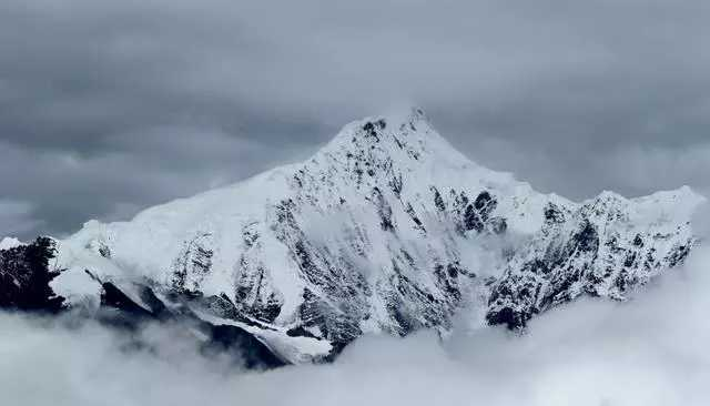 珠峰■我国这座风景优美的雪山，高度6740米却从未有人登顶，原因是这样