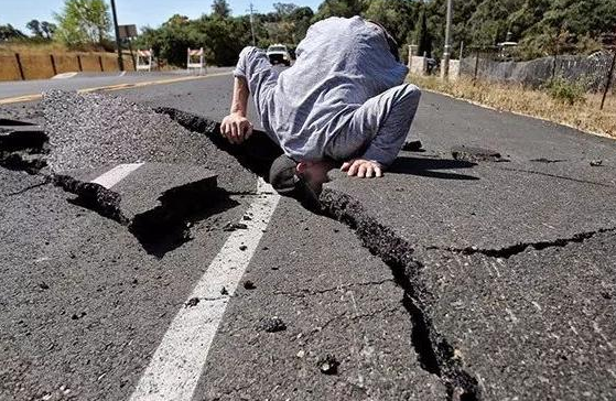『美国』美国又一噩耗传来:突发地震,祸及4座大城市,死伤人数不明