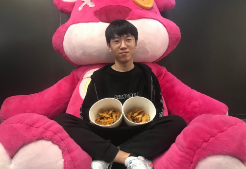 【cat】结婚也蹭热度？CAT领证遭调侃，玩家：结婚的是猫皇，没结婚的是腿哥