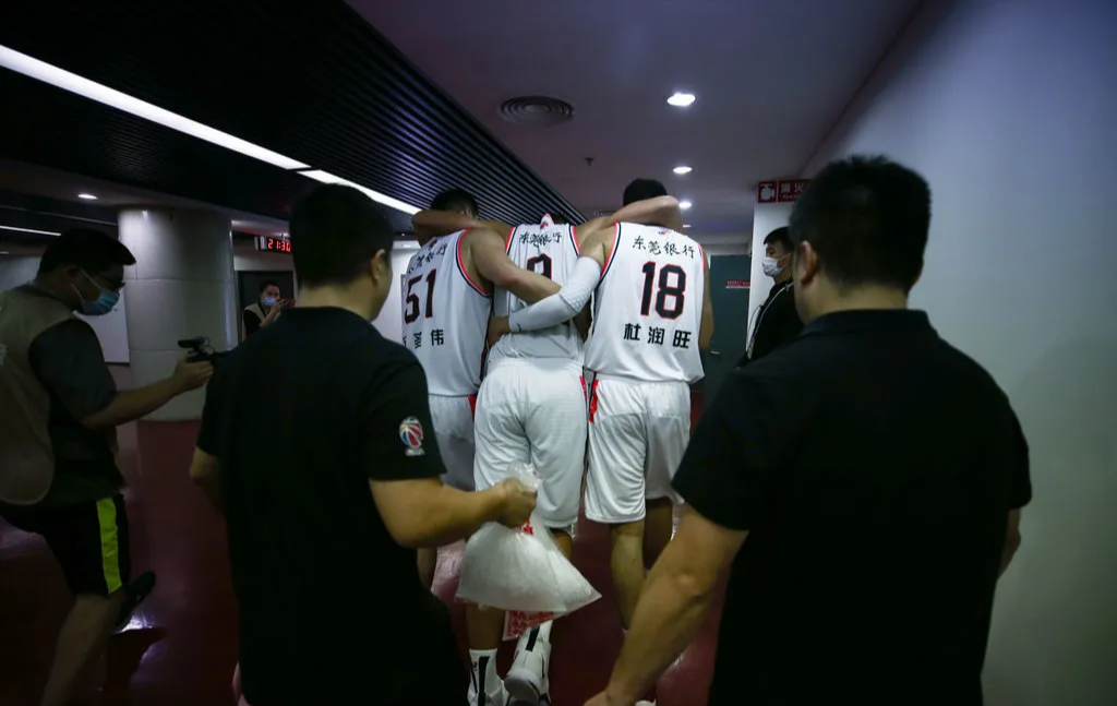 易建联|阿联跟腱断裂，现在你知道杜锋为什么骂人那么狠