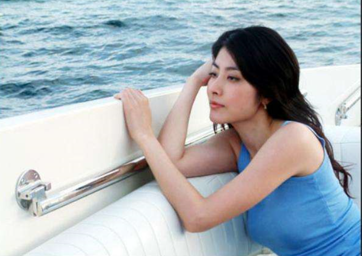 姐姐|他是名副其实的富二代，姐姐是乐坛天后，如今42岁只能继承家产