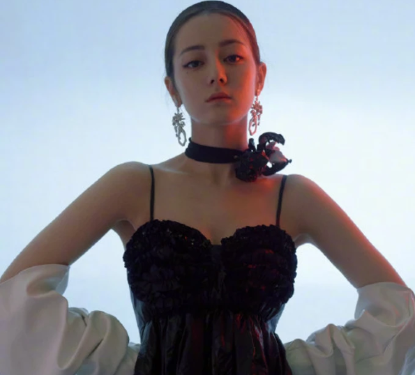 迪丽热巴▲28岁热巴拍杂志花絮曝光，离开了瘦身特效，这胳膊我没看错吧？