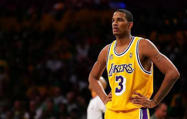 湖人队|莱昂纳德一直拖着不签约，导致湖人错过了哪些好球员？